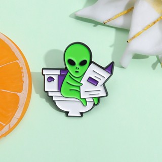 Engraçado E Criativo ET Series Broche De Liga Divertido Sentado No Jornais De Leitura Sanitária Crachá De Metal Em Forma De Alienígena