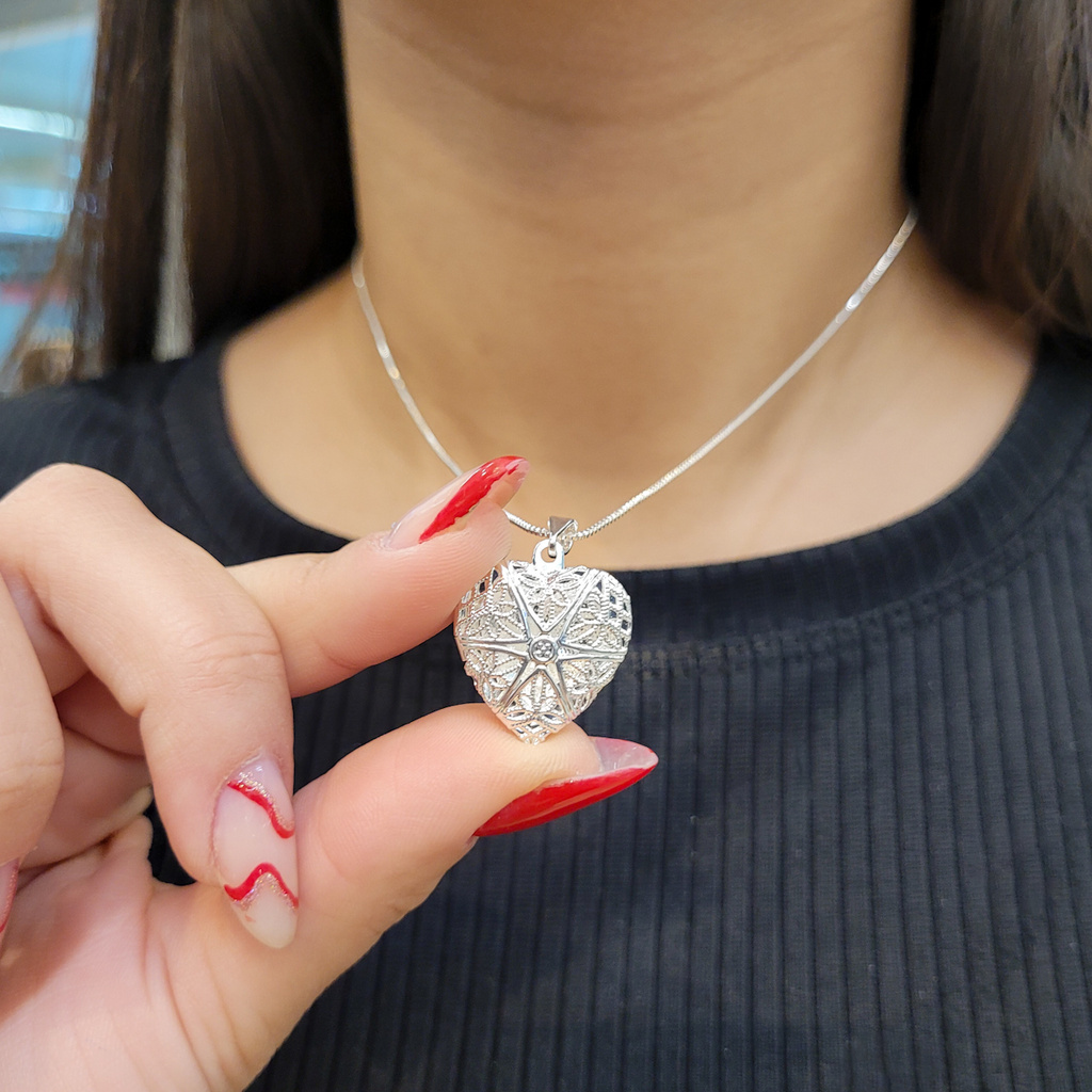 Colar feminino com pingente relicário coração vazado personalizado com foto banhado a prata 925 — imagem 2 de 2