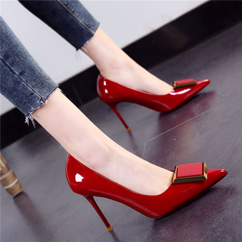 Patenteado Couro Salto Alto Mulheres 2023 Início da Primavera Europeu Americano Patenteado Couro Stiletto Boca Baixa Square Buckle Shoes Vinho Tinto Sapatos de Casamento