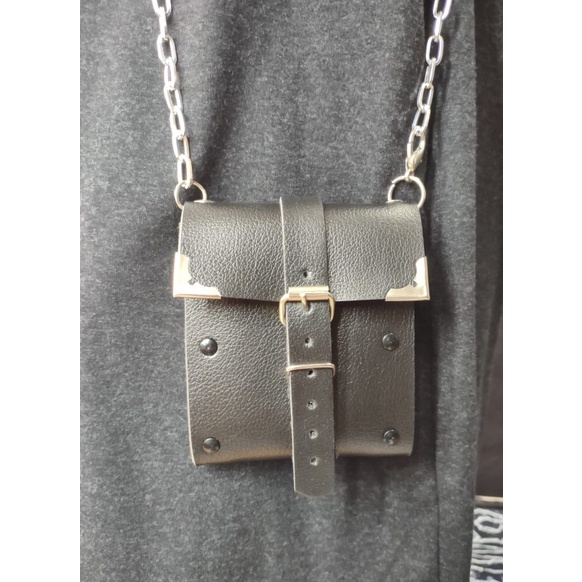 Bolsa Pochet Couro Transversal Ilhos Preto BPT006