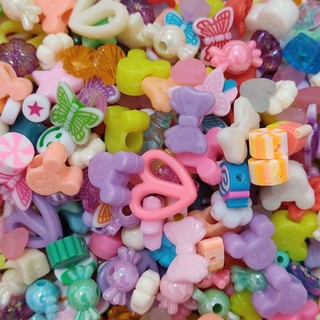 Kit Miçangas Contas divertidas Infantil Mix 50 pçs DIY Acessórios Pulseiras Entremeio com furo passante pingentes coloridos ABS Para artesanato com misangas