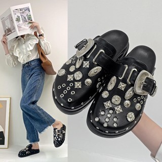 Vermelho online do mesmo tipo de sapato, cabeça, meia arrastão feminino 2023 novo rebite de fundo grosso retrô britânico, palavra com sapatos Muller de fundo plano