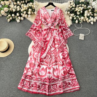 Vestido longo D G estampado com amarração, manga sino e cintura marcada para um efeito mais magro
