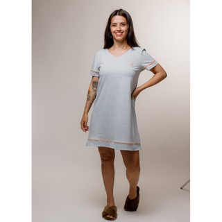 Camisola Gola V - Mescla Azul - com bordado frontal e mangas com filete contrastante Modelagem A com filete contrastante na barra. O modelo leve e fresquinho perfeita para quem busca conforto.
