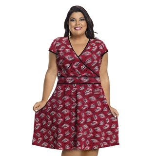 Vestido plus size com decote transpassado e saia godê