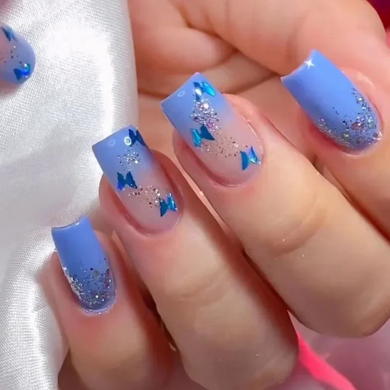24Pcs Borboleta Azul Unhas Falsas Caixão Curto Simples com Design Francês Wearable Unhas Falsas Bonito Cobertura Compl