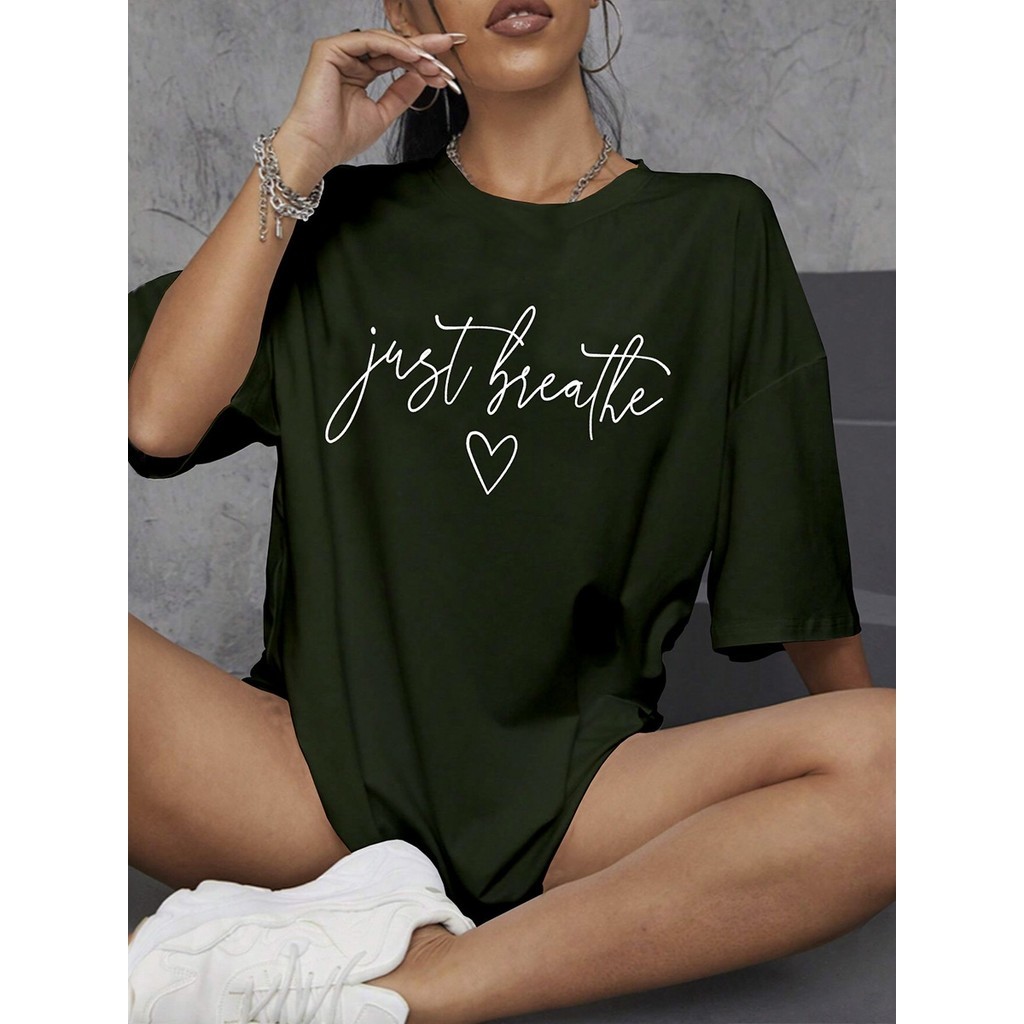 Camiseta Feminina Minimalista Estilosa T Shirt Oversized Blusa Estampada Just Breathe Coração