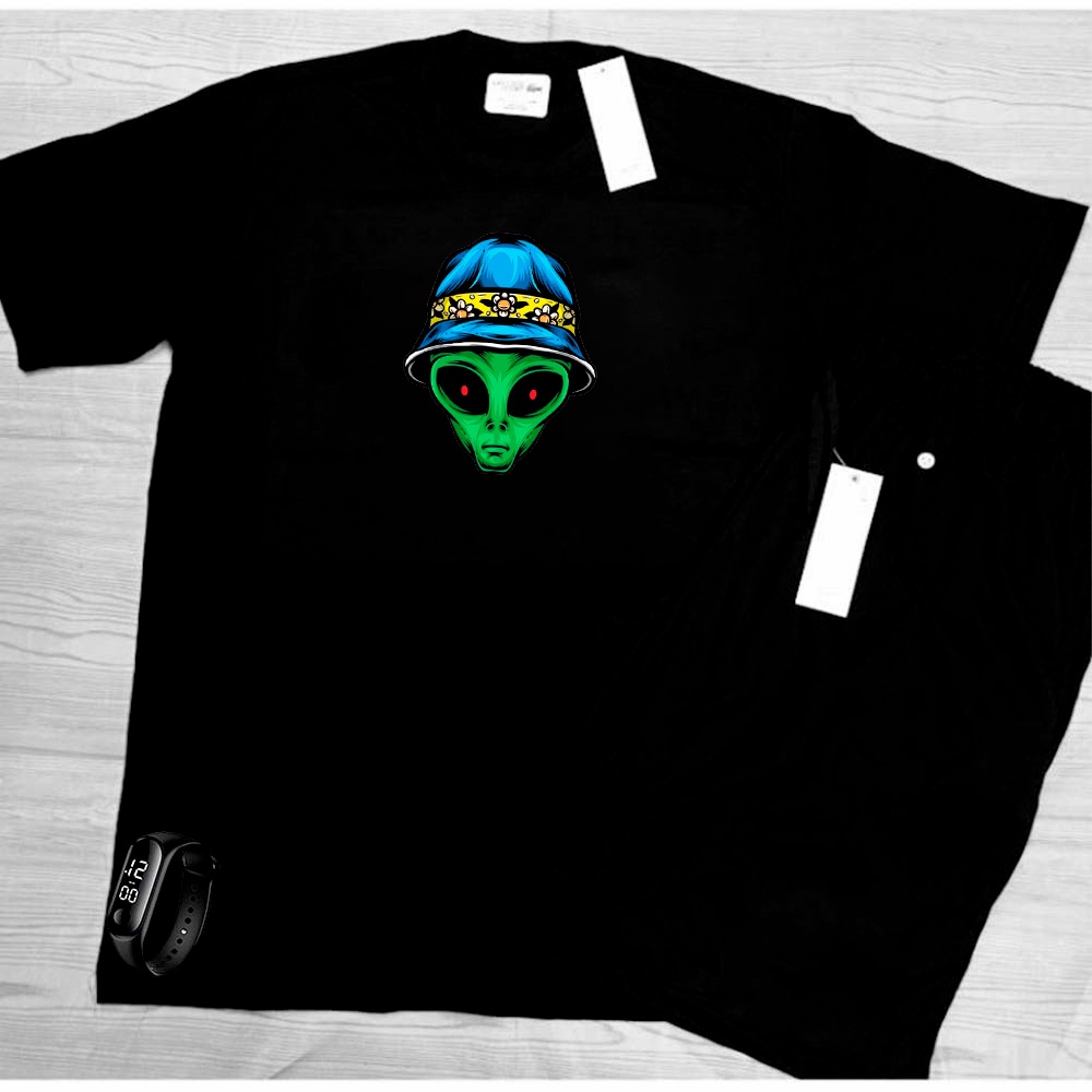 Camiseta algodão penteada 30.1 + bermuda estampa Alien verde mais relogio digital