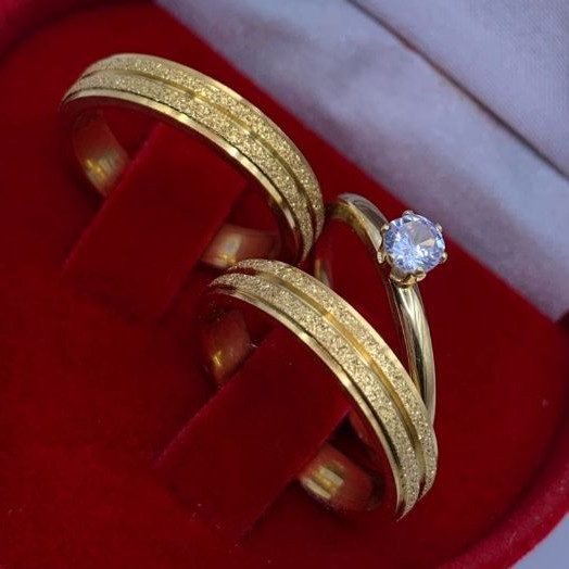 Par de Aliança de Casamento Namoro Compromisso Diamantada Canal 4mm Dourada + Anel Solitario em Oferta na Shopee