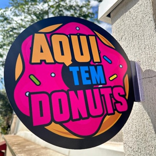 Placa Dupla Face Uso Externo - Aqui tem Donuts em Oferta na Shopee