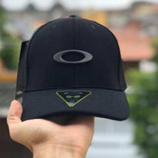 Boné Masculino Oakley Tican Cap White/Fathom Gascan Preto/ Branco