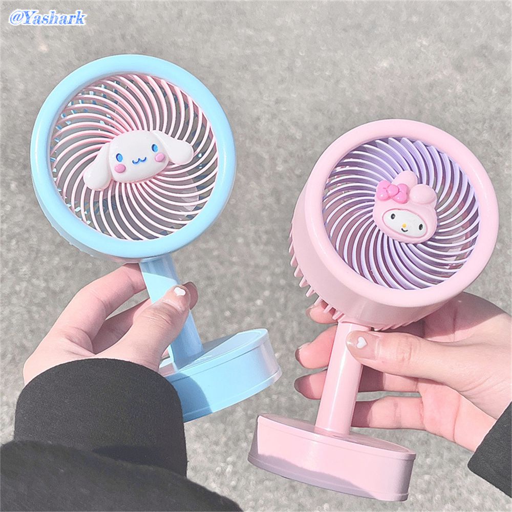 Melhor ventilador de mesa Ventilador USB fofo para casa e escritório Ventilador de mesa eficiente USB recarregável verão essencial Ventilador de escritório popular Sanrio Cinnamonroll Ventilador de mesa com tema de cachorro ღ Minha vida doméstica