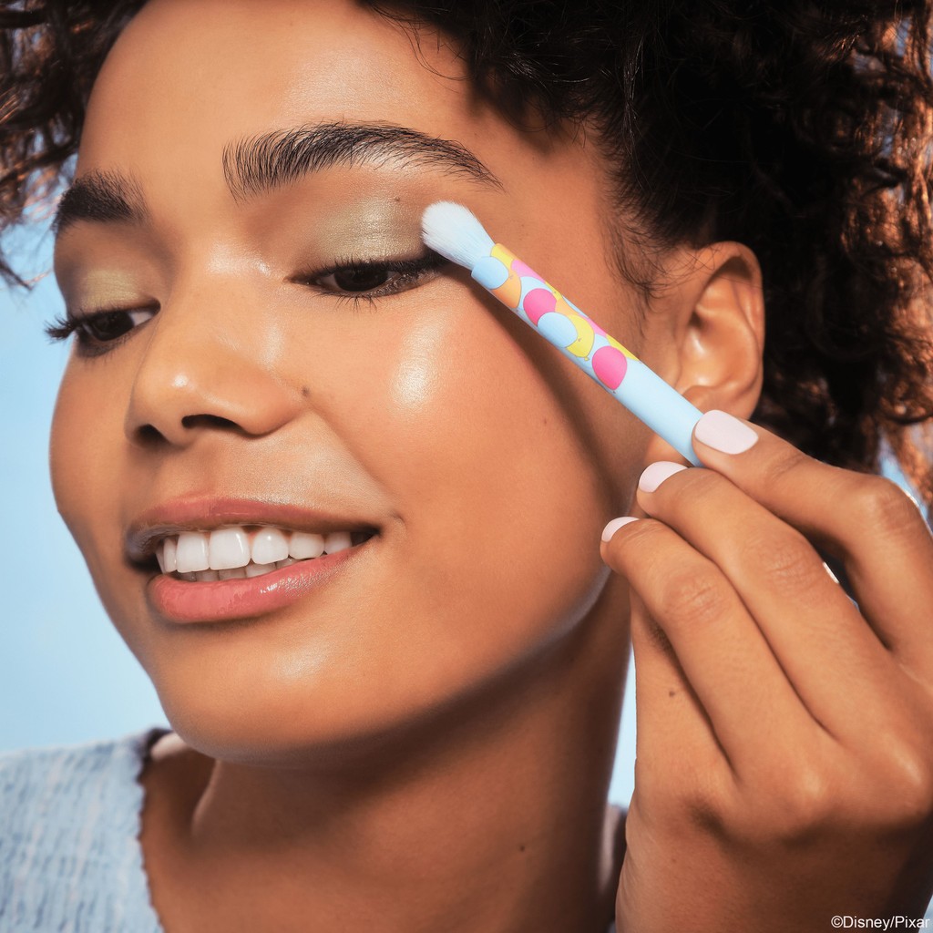 Detalhes do Pincel para sombras essence Disney Pixar Up