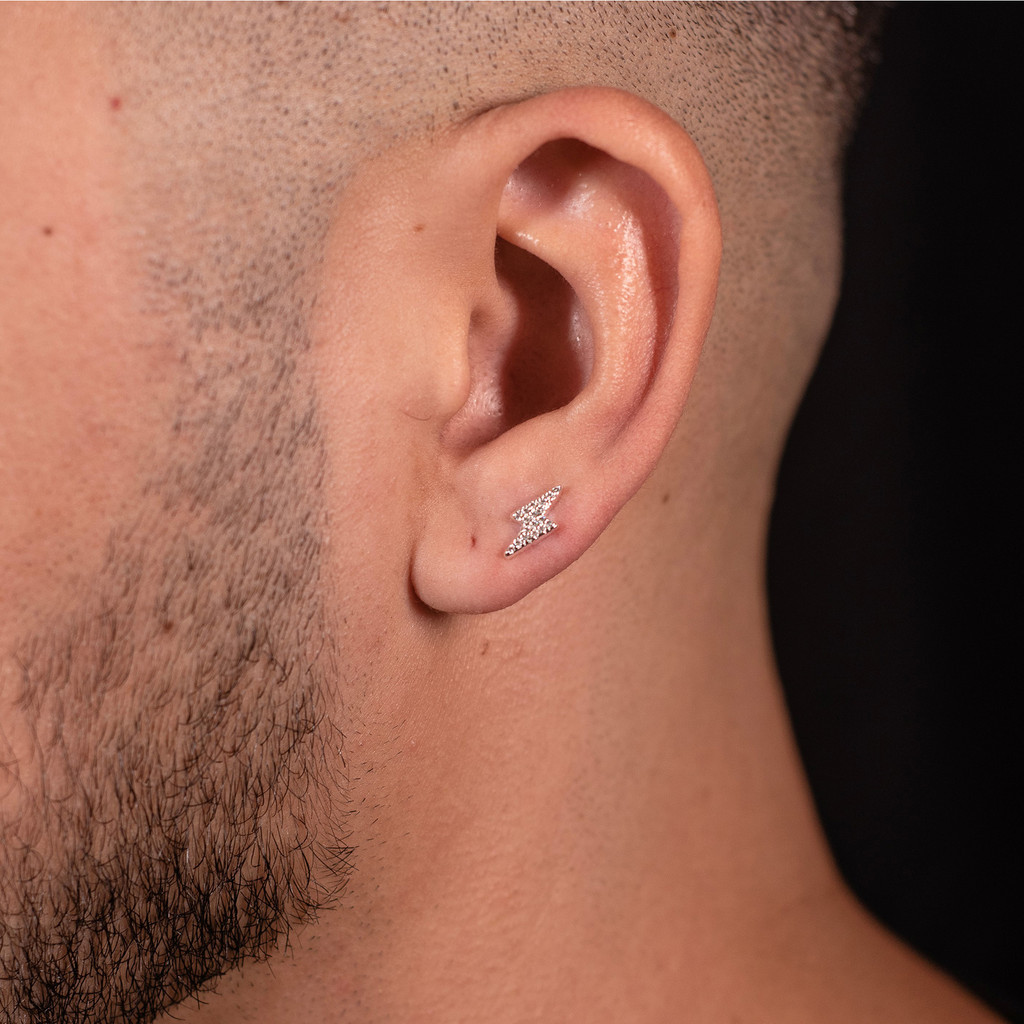 Brinco tipo Piercing de Raio Prata Cravejado com Zirconia Banhado a Ouro Branco