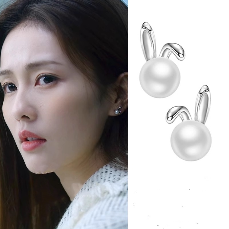 Tomar amor como o acampamento Zheng Shuyi Brincos de colisão de veados brancos S999 Brincos de pérola de coelho fofo de prata pura