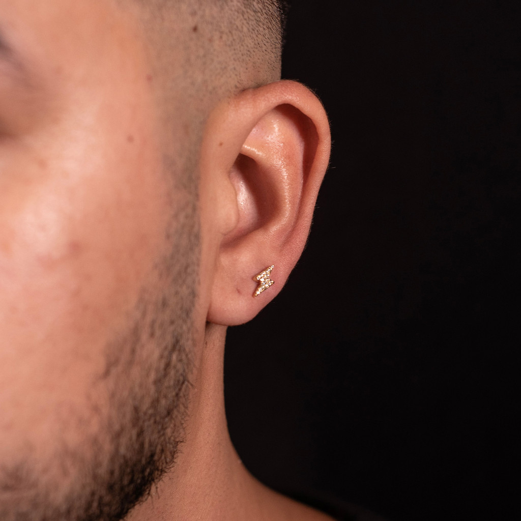 Brinco tipo Piercing de Raio Cravejado com Zirconias Banhado a Ouro 18k