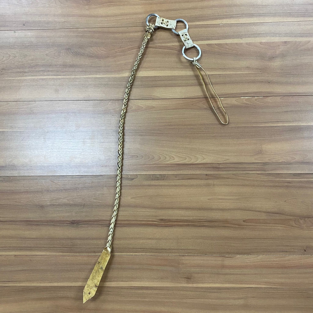CHICOTE MULADEIRO TRÊS ARGOLAS COURO CRU TRANÇADO A MÃO