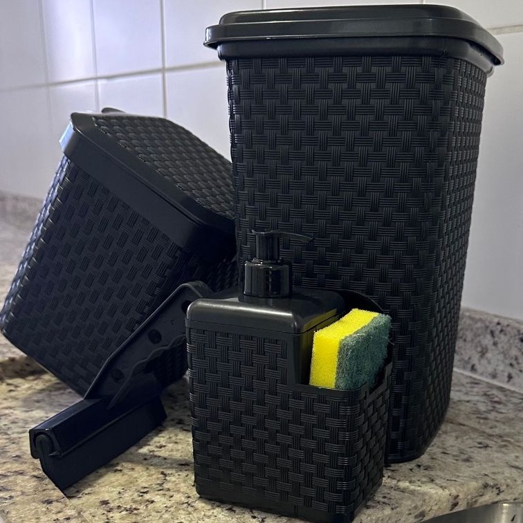 Conjunto Cozinha Rattan Lixeira 07 Litros com Pedal, Lixeira De Pia 05 Litros, Porta Detergente com Suporte para Esponaja, Rodinho de Pia
