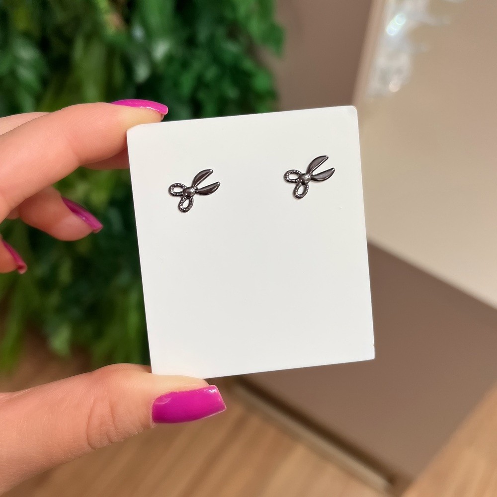 Brinco Tesourinha Banhado a Ródio Negro em Oferta na Shopee