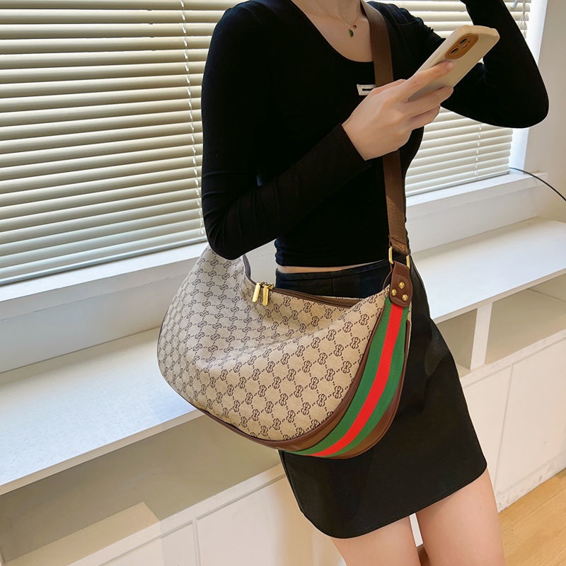 2023 novas tiras de ombros largas Impressas Bolachas para mulheres com sacos de mão inclinados