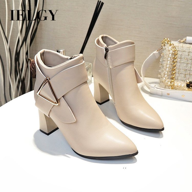IELGY [Altura Do Salto 6.5 Cm] Novo Estilo Botas Curtas De Grosso Bico Fino Fivela De Cinto Alto Para Mulheres