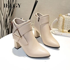 IELGY [Altura Do Salto 6.5 Cm] Novo Estilo Botas Curtas De Grosso Bico Fino Fivela De Cinto Alto Para Mulheres