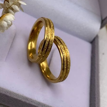 Par de Aliança de Casamento Namoro Compromisso Diamantada Canal 4mm Dourada em Oferta na Shopee