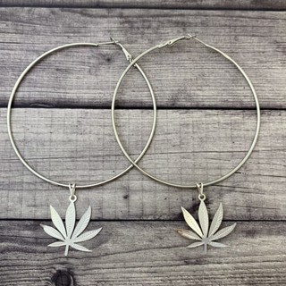 Brinco Argola com Pingente Maconha Prata Marijuana Erva Verde