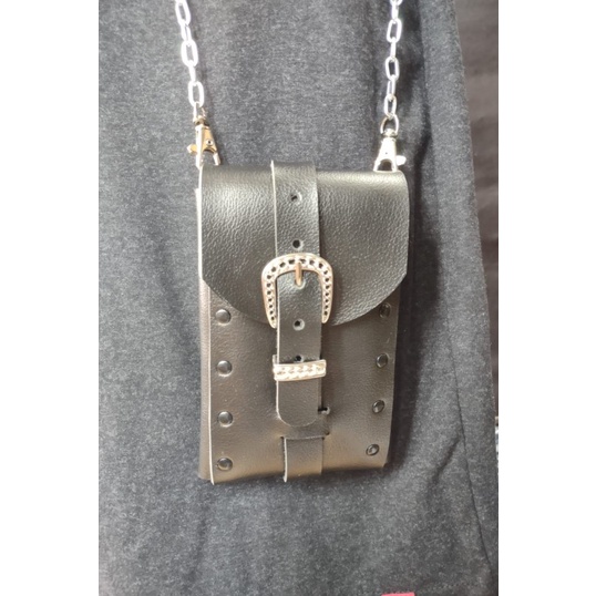 Bolsa Pochet Couro Transversal Ilhos Preto BPT004