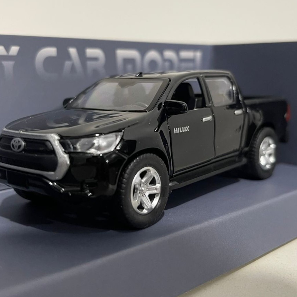 Miniatura Toyota Hilux 2021 - Escala 1:36 | Portas que Abrem, Pneus de Borracha e Detalhes Realistas
