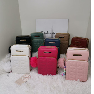 Bolsa Tranversal Bordada com 3 Divisórias com Chaveiro de Pompom