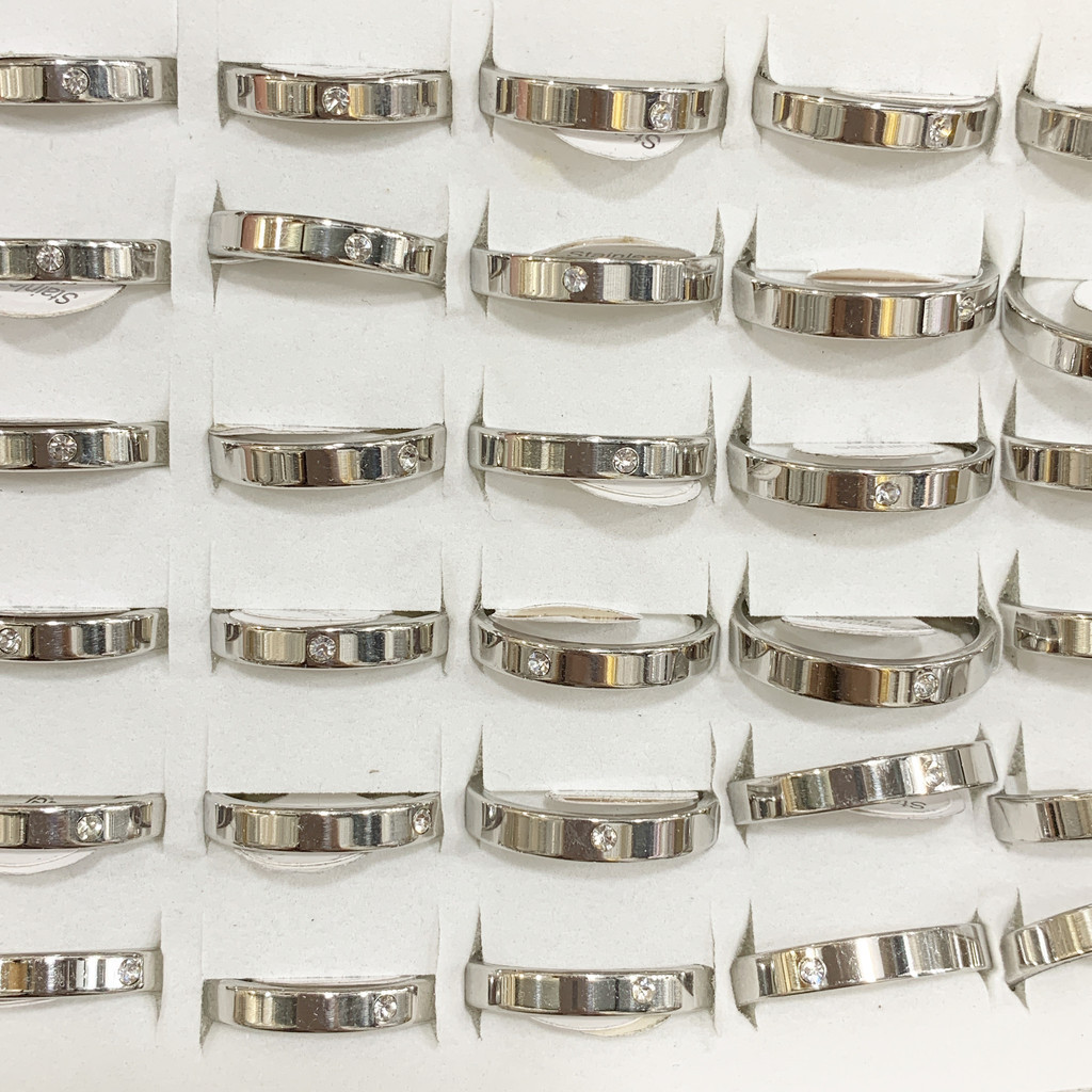 Caixa 36 peças Alianças Unissex 4mm Quadrado com Pedra no meio Praeado Aço Inox, Atacado