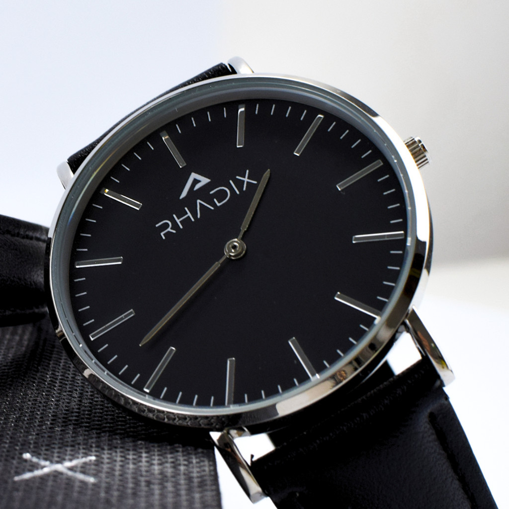 Relógio Masculino de Pulso Black Pulseira Couro Preto Rhadix Fundo Preto Correia Prateada Clássico Minimalista Combina