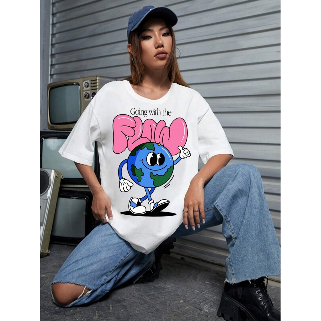 T Shirt Branca Oversized Bordada Going With The Flow Com Estampa Planeta Terra Casual E Básica