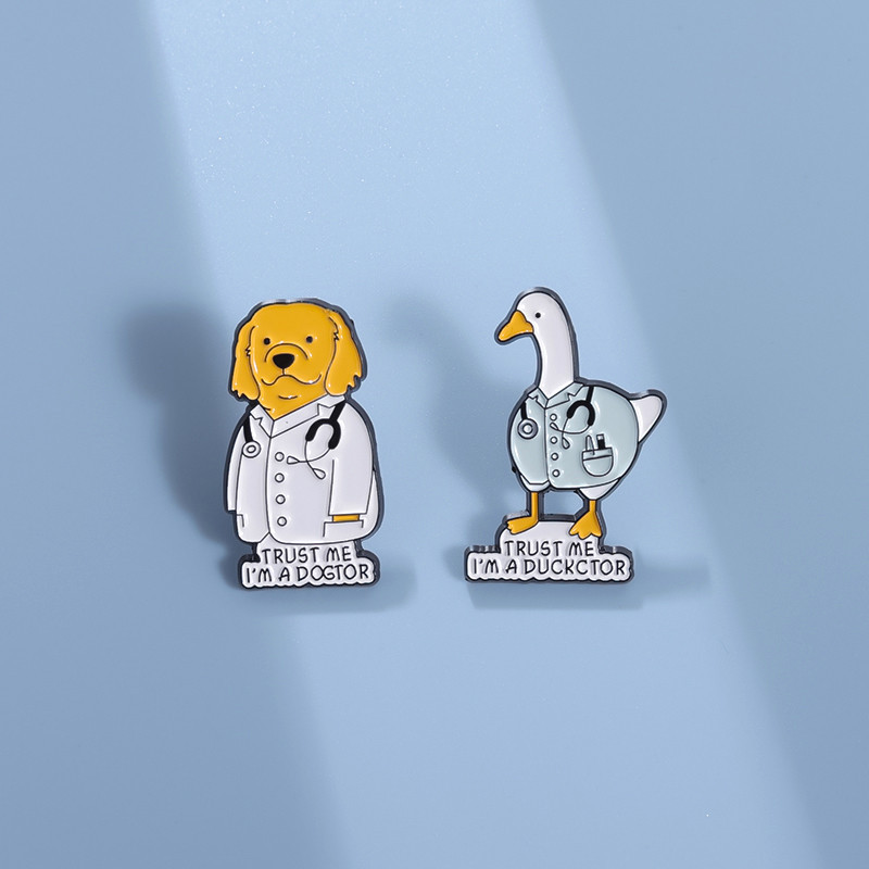 Broche Fofo Médico Do Animal Esmalte De Pins Funny Dog Duck De Desenho Animado Lapela Crachás Jóias Presente Para Amigos Crianças