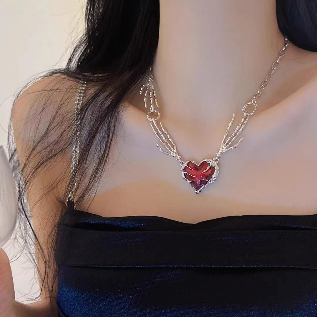 Retro Moda Feminina Aço Inoxidável Coração Vermelho Pedra Preciosa Fantasma Garra Estilo Punk Clavícula Corrente Pingent
