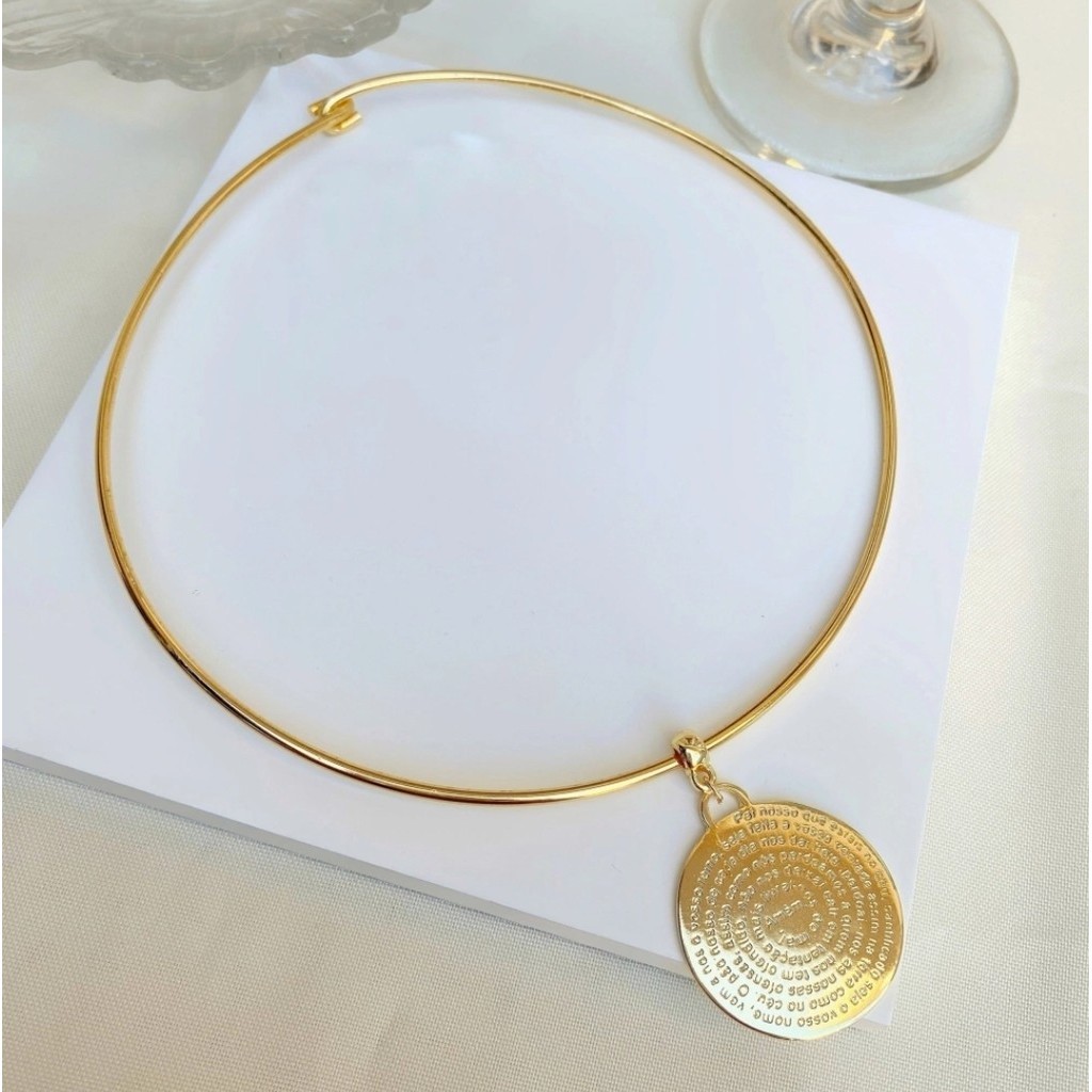 Colar Religioso Choker Feminino Elo Aro Rigido Fino com Pingente Medalha Oração Pai Nosso Folheado Ouro Tendência