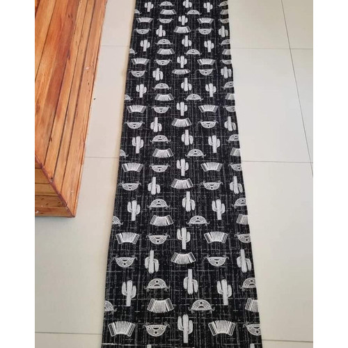 Passadeira Antiderrapante Casa Cozinha Banheiro Tematico Tema Nordeste Nordestino Estampa Sanfona Chapeu 200x40 Nao Escorrega Seguro Resistente Preto e Branco Ideia Presente Mae Esposa Mulher Noiva Sogra Madrasta Avo Tia
