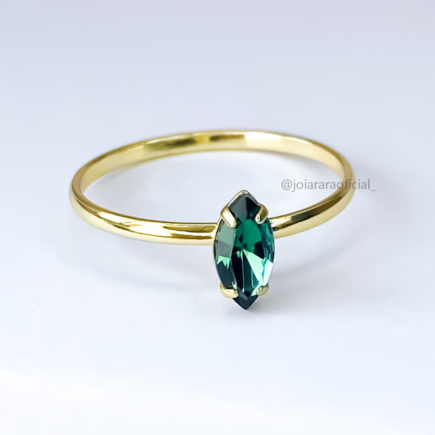 Anel Feminino com Pedra Navete Verde Esmeralda Banhado a Ouro