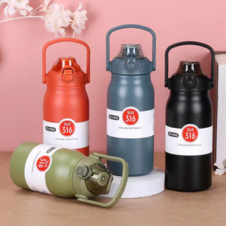 1700ML Garrafa Térmica de Viagem Aço Inox 1,2L+3D Adesivos Água Café Alça Camping Trilha Acampamento em Oferta na Shopee