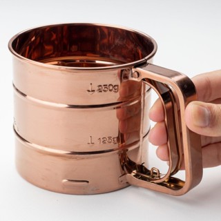 Polvilhador e Peneira Camda Única para Culinária de Bolos e doces 15,5x10x9,3cm 300g 1un em Oferta na Shopee