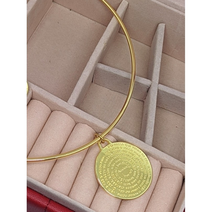Colar Choker Feminino Religioso Elo Aro Rigido Fino Liso com Pingente Medalha Oração Pai Nosso Folheado Ouro