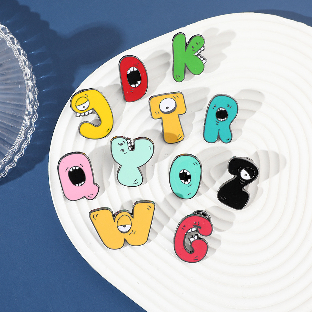 Broches Bonitos Cartoon 26 Letras Série Liga Material Esmalte Alfinetes Lapela Roupas Crachás em Oferta na Shopee