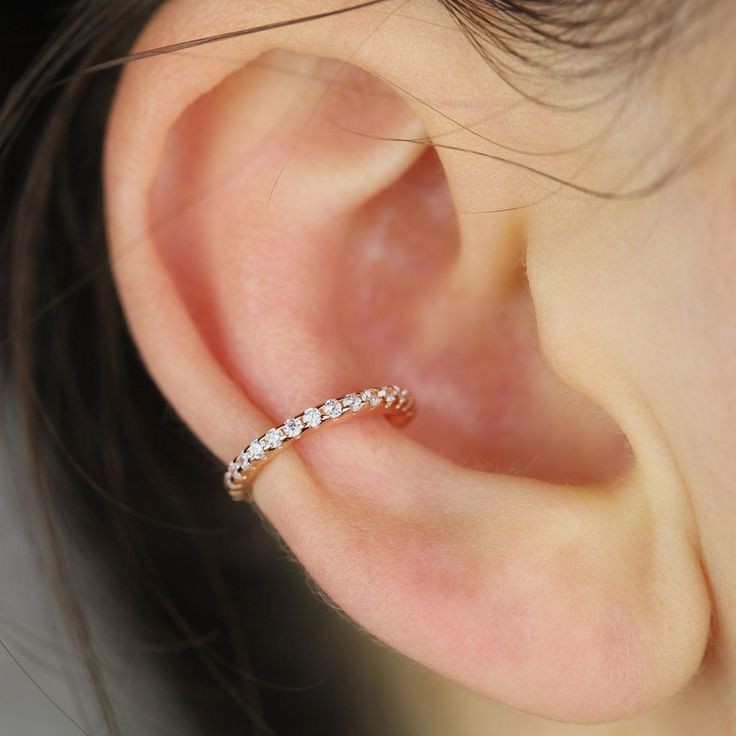 💎 Piercing Argola Conch Fino Cravejado com Zircônia Branca – Elegância e Sofisticação