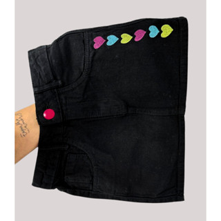 Saia Jeans Preta Com Bordado De Corações Coloridos