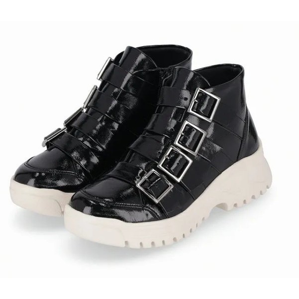 Bota Lana Cano Curto Salto Médio Preto Piccadilly Detalhes de Fivelas e Solado Tratorado Estilo Moderno e Conforto