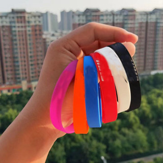 Adequado para homens e mulheres pulseiras coloridas de Silicone com letras simples. em Oferta na Shopee