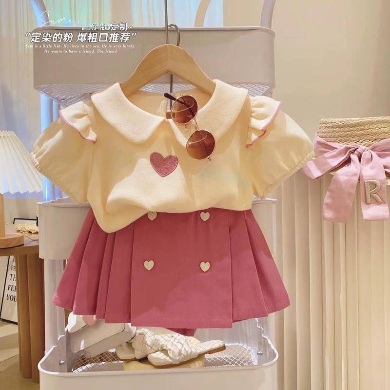 Conjunto de duas peças com blusa de manga bufante estampada a mão e saia de cintura alta com ondas