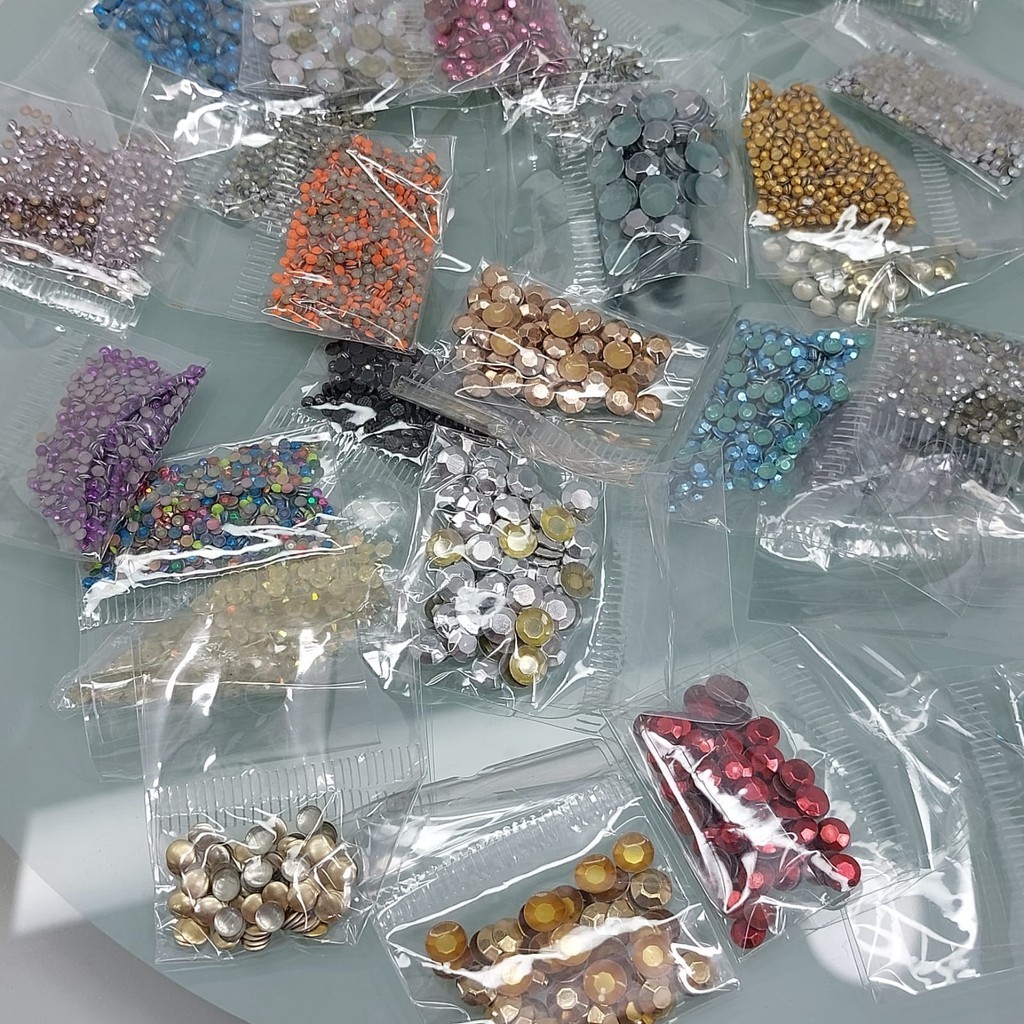 Kit Strass, chapinha e chapinha sextavada termocolante - Kit já vem pronto sem direito de escolha 3507-379 várias cores