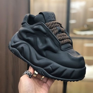 2024 Primavera moda sapatos de pão masculino com sola grossa para aumentar os alunos ultraleve versão coreana de tênis de lazer preto ao ar livre